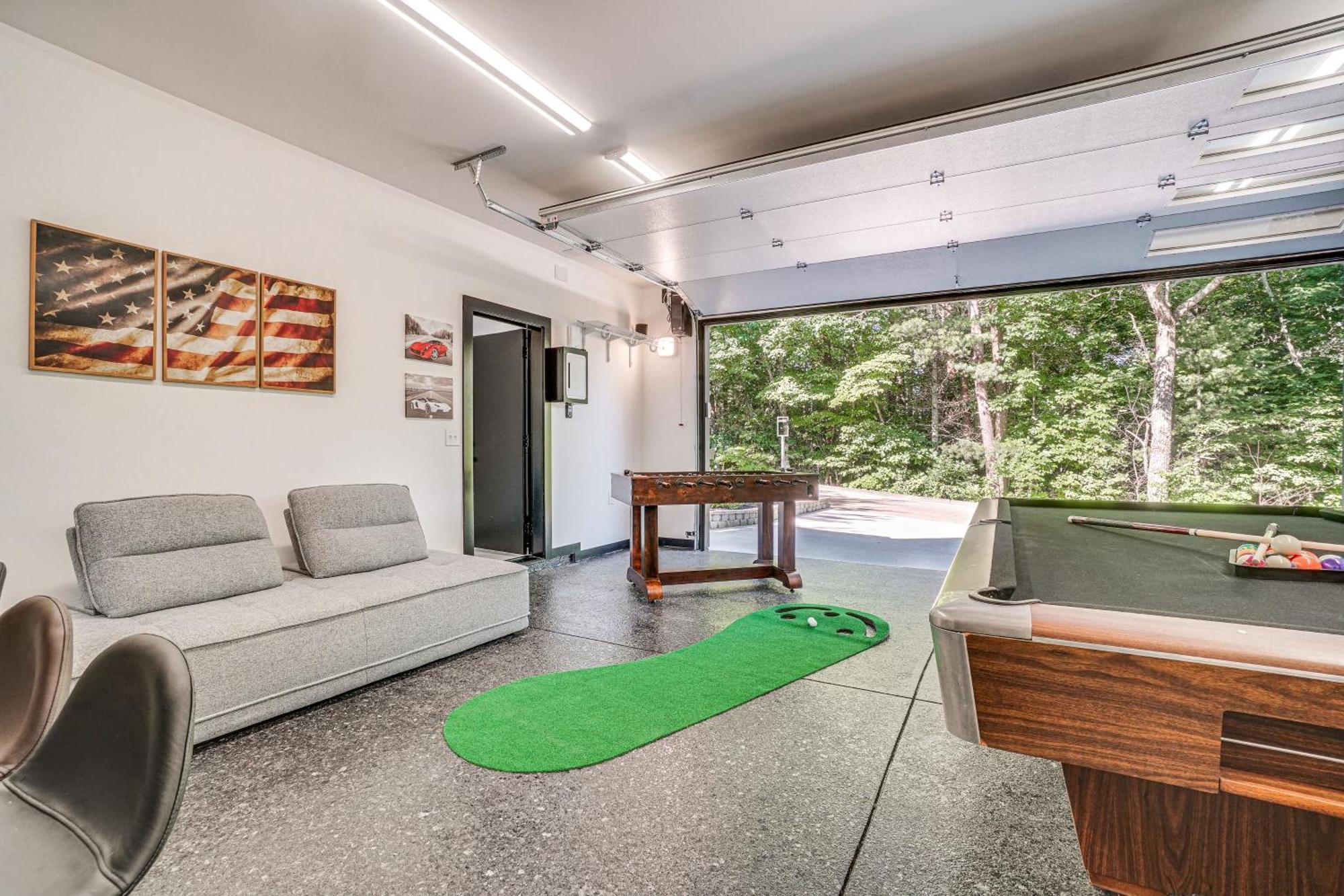 Holiday home Luxury Modern On Golf Course With Game Room!